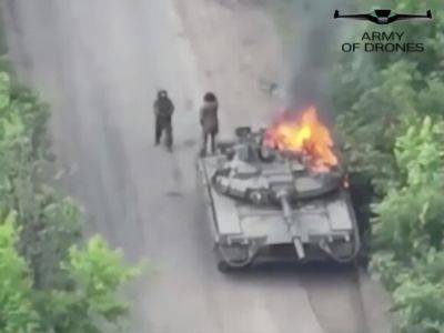 Украинские военные показали, как с помощью беспилотника уничтожают вражеский Т-80. Видео