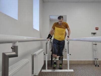 Первый в Украине пациент с вживленными в кость протезами начал ходить – Минздрав