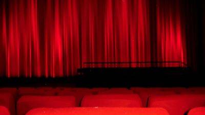 EaD: зрителей спектакля в Риге пустят в зал только нагишом