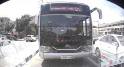 В Ташкенте наказали водителя электробуса, который жестко подрезал автомобиль "Спарк", и чуть не спровоцировал ДТП. Видео