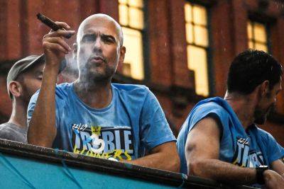 Чемпионский парад «Манчестер Сити»: Гвардиола закурил сигару и другие яркие кадры