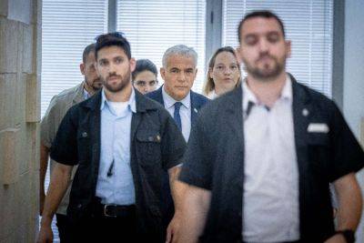 Второй день показаний Лапида в суде: адвокат Нетанияху обвиняет его в политических играх