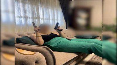 Размахивала пистолетами на диване: задержана жительница севера Израиля