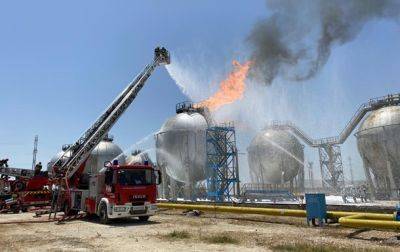 В Азербайджане возник большой пожар на химзаводе