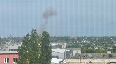 В Луганске прогремела серия мощных взрывов, над городом поднялся дым