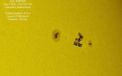 Французский астрофотограф показал пролет МКС на фоне Солнца