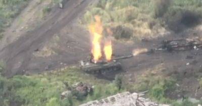 Разорвало на части: FPV-дрон поджег российский танк Т-80 на Донбассе (видео)