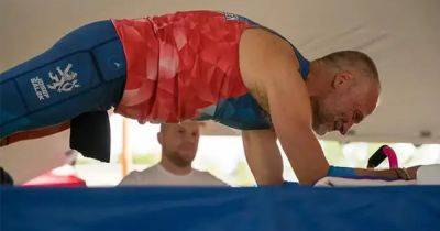 Мужчина из Чехии установил мировой рекорд, простояв в планке почти 10 часов (видео)