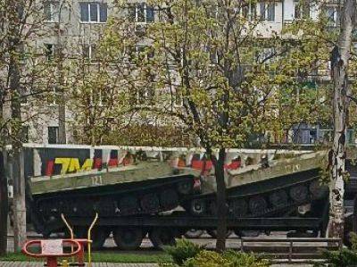 "Обратное наступление". Через Мариуполь едут российские танки Т-62 с награбленным - Андрющенко