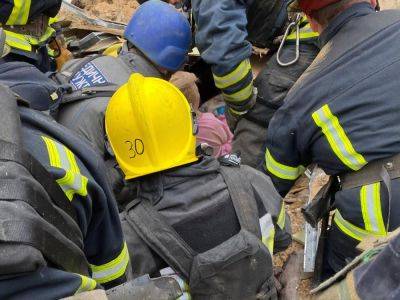 В Краматорске спасатели достали из-под завалов после обстрелов двух человек