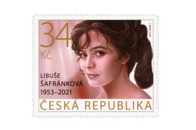 «Чешская почта» выпустила марку с портретом Золушки из знаменитой киносказки - vinegret.cz - Чехия - Брно