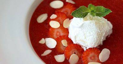 Холодный клубничный суп: рецепт летнего десерта за пару минут (видео)