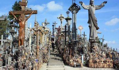 Гора Крестов и ещё 9 самых жутких туристических направлений