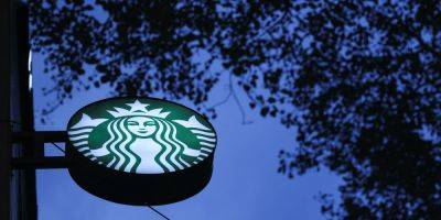 Суд обязал Starbucks выплатить бывшей сотруднице $25 млн