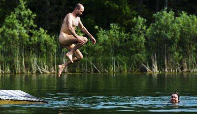 ЧП в Межциемсе: пьяный и голый мужчина преследовал отдыхающую возле озера
