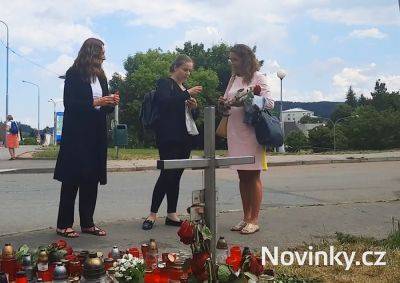 Представители украинской диаспоры возложили цветы к мемориалу убитого рома в Брно