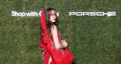 Джулия Фокс появилась на шоу во Флоренции в платье с откровенным вырезом ниже спины