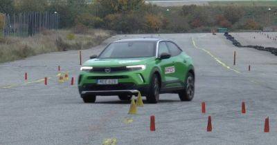 Электромобиль Opel Mokka-e приятно удивил экспертов своей управляемостью (видео)