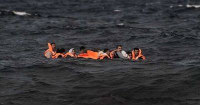 "На борту было 750 человек": у побережья Греции затонуло перегруженное судно (фото)