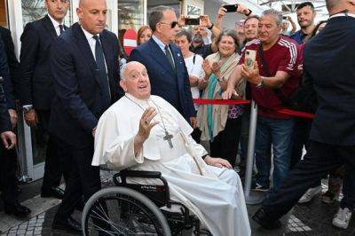 Франциск - "Я все еще жив": Папу Франциска выписали из больницы - unn.com.ua - Украина - Киев - Рим - Ватикан - Ватикан