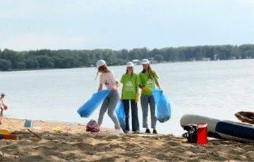 «Сам не верю!»: белорус заснял волонтеров, которые специально разбрасывали мусор на Минском море