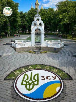 В центре Харькова появилась клумба «ВСУ» (фото)