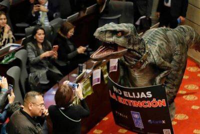 В парламенте Колумбии выступил динозавр