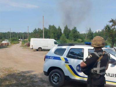 Из-за ракетного обстрела РФ и возгорания леса в Бучанском районе началась массовая детонация оставленных оккупантами боеприпасов – полиция