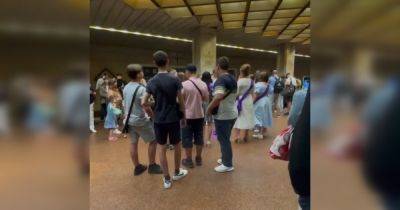 Вальс в убежище: в Киеве школьники отпраздновали последний звонок в метро (видео)