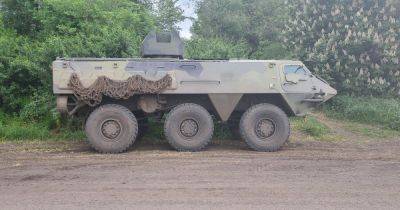 Украинский военный показал последствия подрыва финского БТР на трех минах (фото)