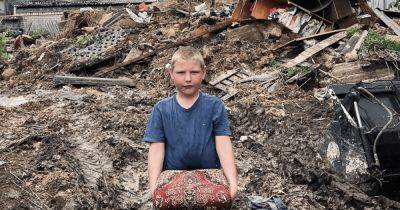 "Живем на улице": мальчик из-под Херсона показал смытый наводнением дом (фото, видео)