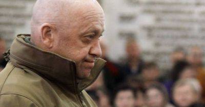 Подарил вместе со штрафами: Пригожин вручил автомобиль семье погибшего в Украине наемника