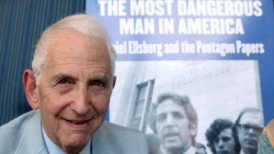 В Чикаго в возрасте 92 лет скончался военный аналитик Даниэль Эллсберг