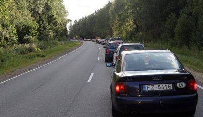 Из-за аварии фуры закрыто движение на Рижской окружной дороге возле Муцениеки