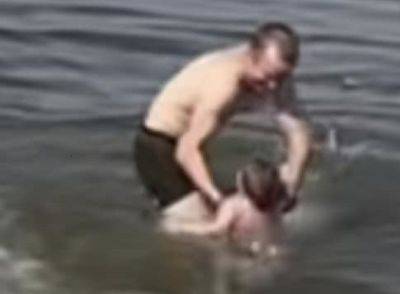 Шокирующий кадр: на одесском пляже ребенка купали в грязной воде | Новости Одессы