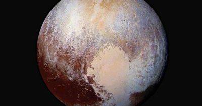 Ни один из пяти спутников Плутона не вращается вокруг карликовой планеты: как это может быть
