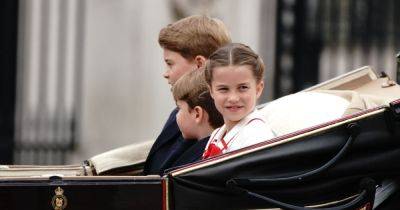 принц Уильям - Кейт Миддлтон - принц Джордж - принц Луи - принцесса Шарлотта - королева Камилла - Принцесса Шарлотта надела на парад очаровательное бело-красное платье - focus.ua - Украина