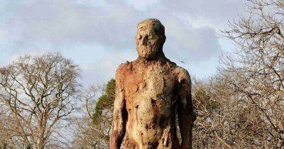 Может отвлекать водителей: в Англии высказались против освещения статуи голого мужчины (фото)
