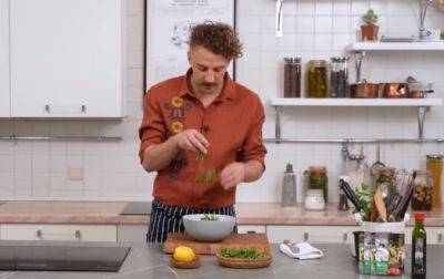 "Мастер Шеф" Клопотенко предложил рецепт салата с тунцом, который сможет заменить ужин: легко и быстро