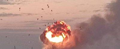 "Бавовна" вблизи оккупированного Геническа: горит и детонирует склад боеприпасов оккупантов