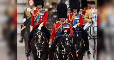 Чарльз III верхом на лошади во главе гвардии: как Британия поздравляла монарха с днем рождения (фото, видео)