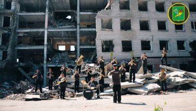 Оркестр НГУ сыграл «Стефанию» на руинах разбитой казармы в Харькове (видео)