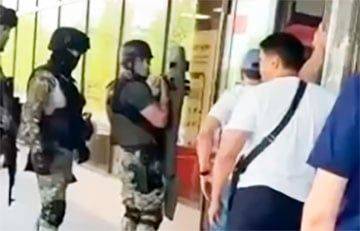 Вооруженный мужчина захватил заложников в отделении банка в Астане