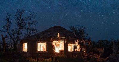 Харьковский фотограф в разрушенном и безлюдном селе зажег свет в домах (ФОТОРЕПОРТАЖ)