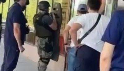 В Астане вооруженный мужчина захватил заложников в отделении банка