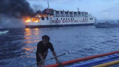 Паром с 120 людьми загорелся в море у берегов Филиппин