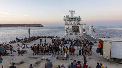 Береговая охрана Италии доставила сотни людей на Лампедузу