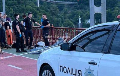 В Киеве на пешеходном мосту нашли мертвого мужчину