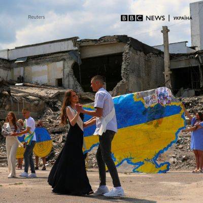 Выпускные в Дергачах: аттестаты в убежище, вальс — возле руин (фото, видео)
