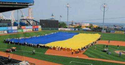 В США развернули самый большой флаг Украины в мире (видео)